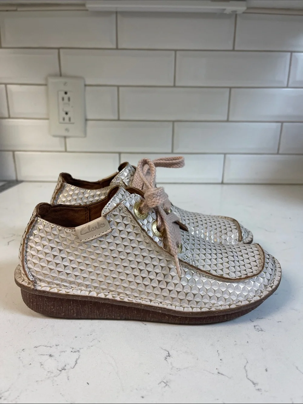 Clarks Funny Dream Women's Oxford Lace Up Size 6 White / Gold
